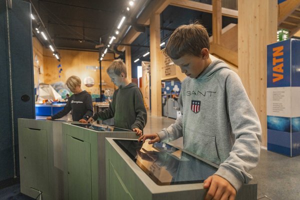 Barn spiller på Spenningsmeisteren i utstillingen på ViteMeir image